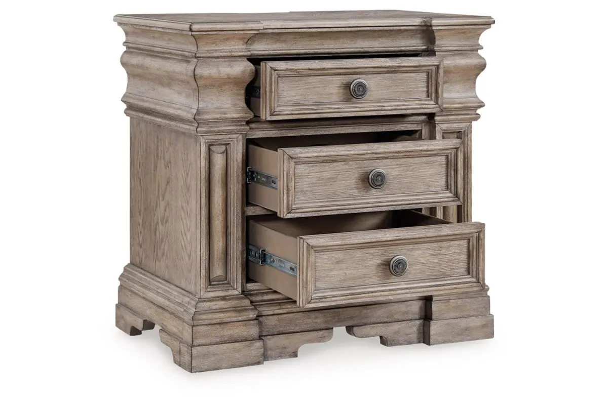 Blairhurst Panel Bed & Dresser & Mirror & Nightstand - Image 14